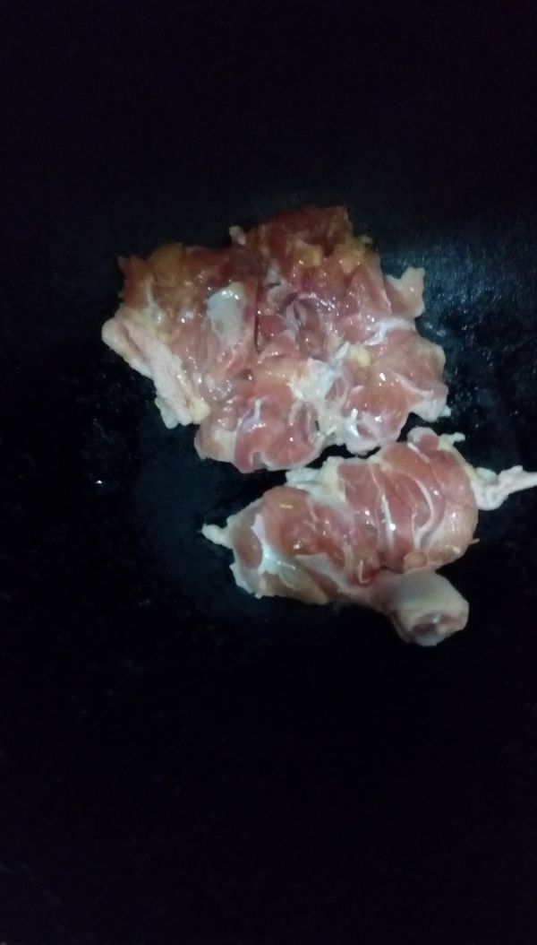 用不沾鍋放入無骨雞腿排，皮往下，無油大火煎至皮酥，出油煎背面肉至熟，約10分鐘，熄火取出。