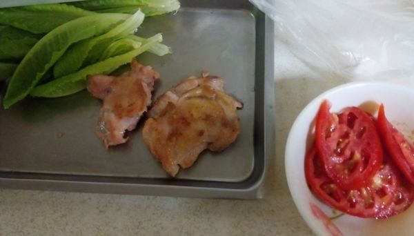 蘿蔓葉洗淨，蕃茄洗淨切片，小黃瓜洗淨切片。