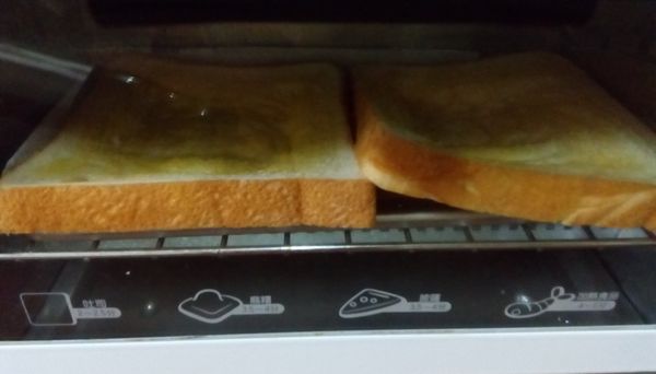 土司放入烤箱烤150度約10分鐘，跳起取出法式土司。