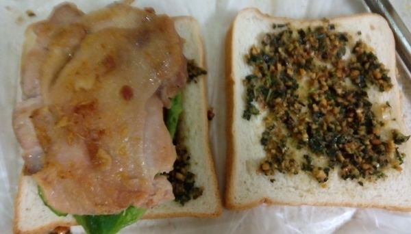 兩片土司抹上青醬，左邊那片，由下往上，青醬->蘿蔓->蕃茄片->小黃瓜片->煎好無骨雞腿排->青醬。用刀子從中間切半，用廚房紙巾包起來。即完成。