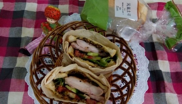 "法式青醬雞肉三明治"即完成，上面有"全家元氣土司"的合影,元氣土司比較Q,有彈性。