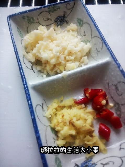 準備材料：
（2）蒜末適量

（3）薑末適量

（4）少許辣椒

（5）蔥花少許