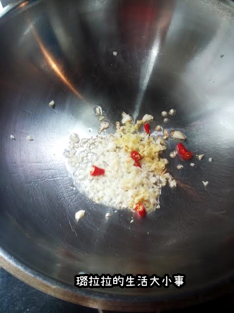 在鍋中倒入少許油，加熱之後，在將辣椒．薑末．蒜末倒入鍋中小火炒香