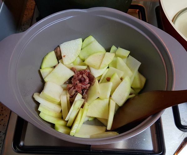 先將白蘿蔔洗淨、切片備用，在湯鍋裡放少許的沙拉油，再將牛肉、白蘿蔔片、塩巴、蒜泥、薑泥、香油下去拌炒，待牛肉變色之後再注入高湯。