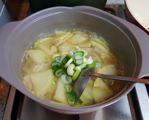 當蘿蔔片已經煮成半透明時，再加入醬油及少許的胡椒粉，並將蔥花放入讓他再滾一下就可以熄火。