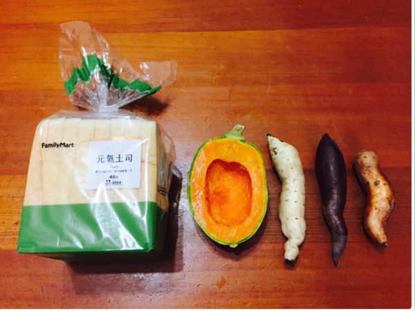 將地瓜洗淨，切掉頭尾。
南瓜洗淨，去蒂頭。
放進烤箱，250度烤25分鐘。