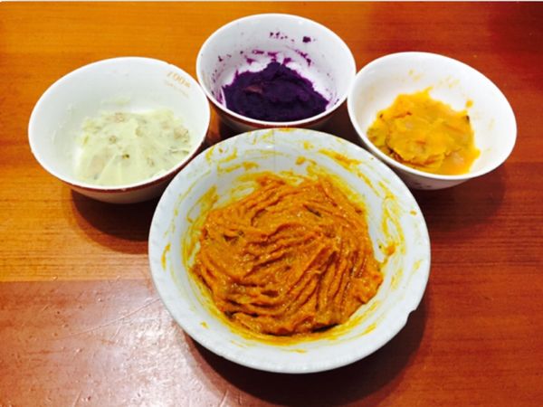 分別將地瓜、南瓜壓成泥。
地瓜水分比較少需加些牛奶增加濕潤度
（依地瓜本身含水量酌量取用）