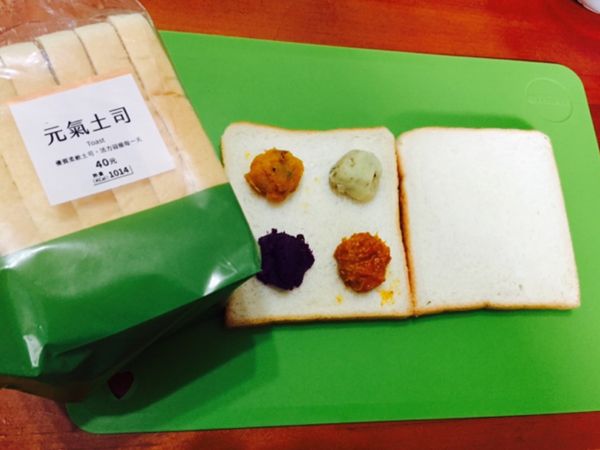 取出一片吐司，分別放上一球內餡，再蓋上一片吐司。
用杯口大小適合的杯子或模型，壓下旋轉後取出。