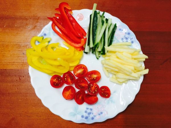 黃椒、紅椒、小黃瓜、蘋果，切成約相同長度，小番茄對半切。