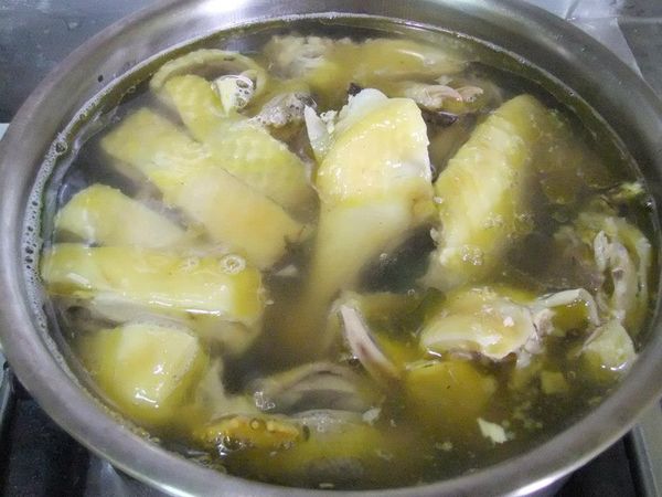 放入雞肉→煮開後轉放入電鍋中→外鍋2杯水