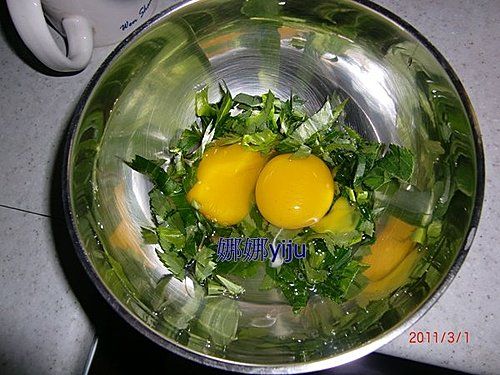步驟3 加入鹽調味加入兩顆蛋攪拌,入鍋