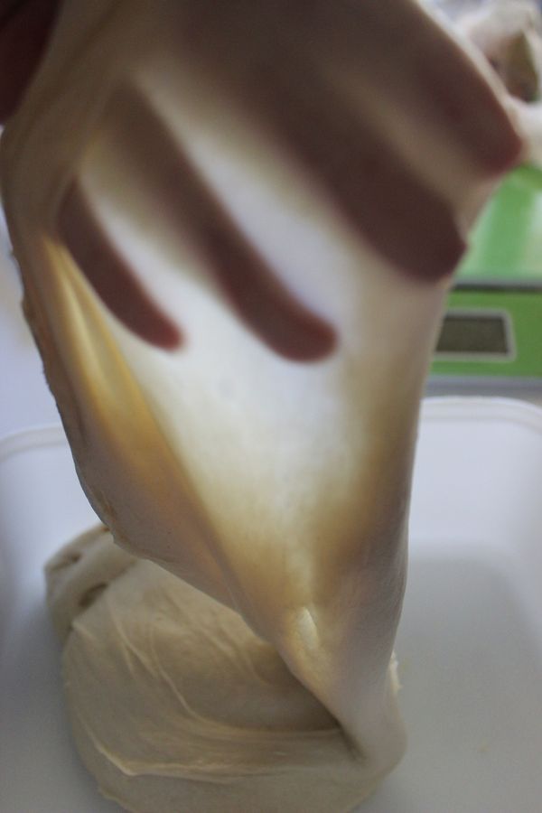 麵團食材除了油鹽先不加~其他材料先攪打至光滑有筋性~再加入油鹽~將麵團攪打至完全階段表面光滑帶有彈性薄膜~麵團溫度約26度~破口邊緣為規則狀**麵糰水量會因為優格含水量有些不同~所以要斟酌保留水分或是增加水分到麵糰是柔軟不黏手的狀態!!