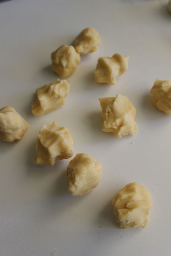 菠蘿皮:麵團攪打好後~可以開始製作菠蘿皮~將奶油與糖粉攪打至略鬆發~加入蛋液拌勻~再加入奶粉與麵粉拌勻~入冷藏備用~麵糰分割好鬆弛時~拿出菠蘿皮分為10等份每顆約20克左右