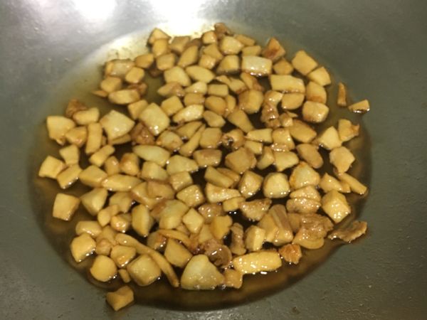 等到豬板油炸成金黃色即關火，可能是切太大了，我大約炸了20分鐘
撈起豬油渣，並把煉好的豬油倒入大碗中，最下面會有一些碎末渣，建議就不要了。