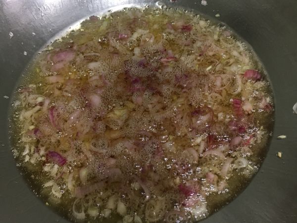 把鍋子擦乾淨～我習慣是洗一下
倒入1大匙沙拉油並放入切好的紅葱頭，開中小火炒
炒約2-3分鐘，把豬油倒進去繼續炒，此時要不停的拌炒並注意火候，以免燒焦。