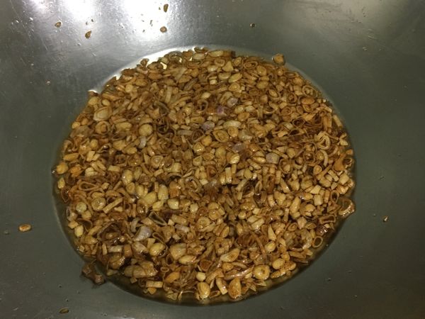 炒到紅葱頭變金黃色即可
關火後因為溫度仍高，可以端離爐子或繼續攪拌一下，不要誏紅葱頭繼續變黑了。