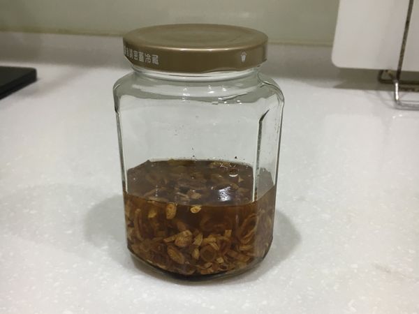 放涼裝入玻璃瓶中冷藏保存
冷藏時避免紅蔥頭沉在下面的方法
豬油蔥醬冰存方法
https://icook.tw/recipes/242734