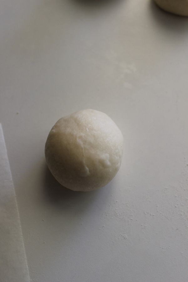 取一麵糰再次滾圓排氣