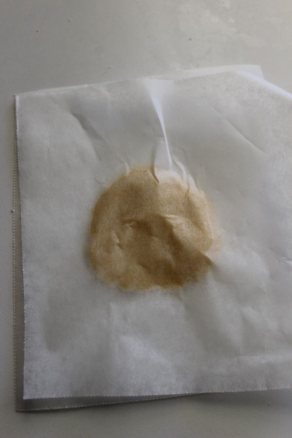 取一菠蘿皮~上下墊一張烤紙~用掌根將皮壓扁