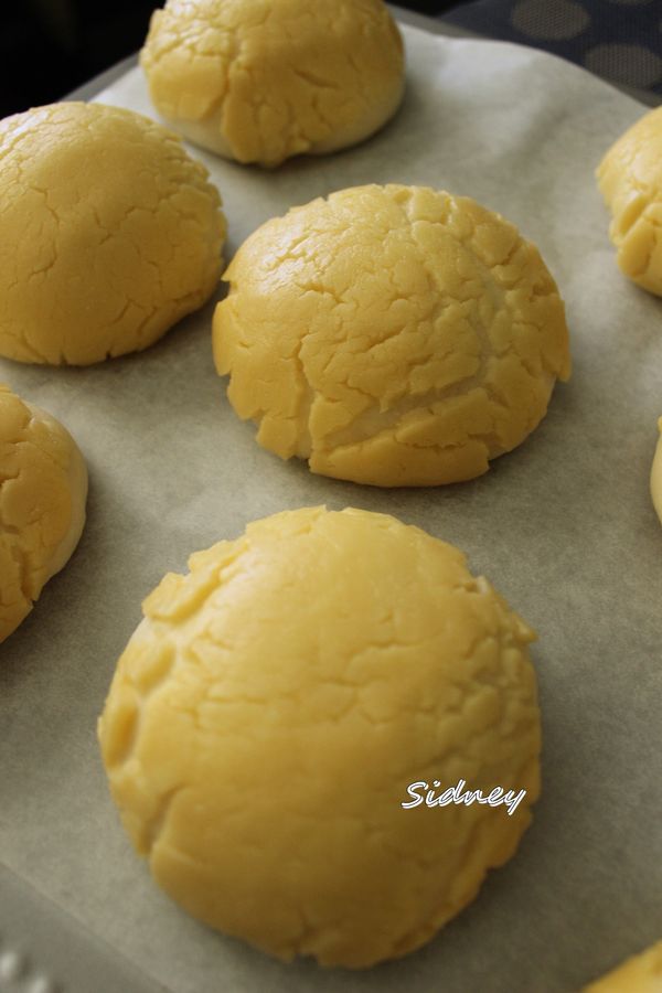 33度發酵45-50分鐘~若喜歡格紋裂~可以在發酵前先壓出格紋~我今天讓它們自然裂