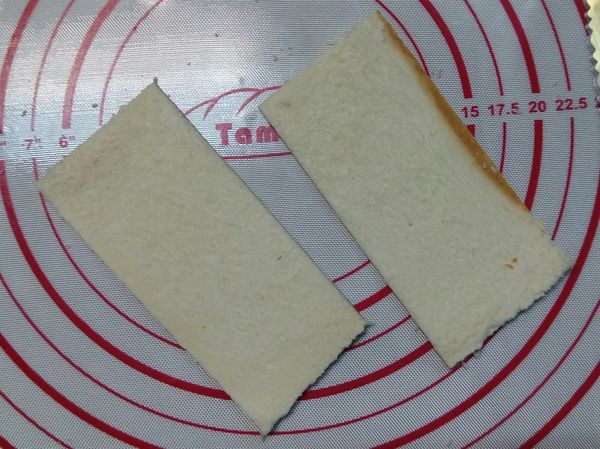 吐司切成兩半