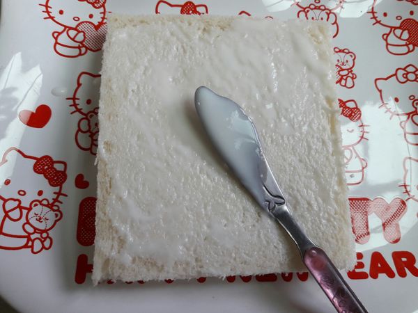 在吐司上塗上優格