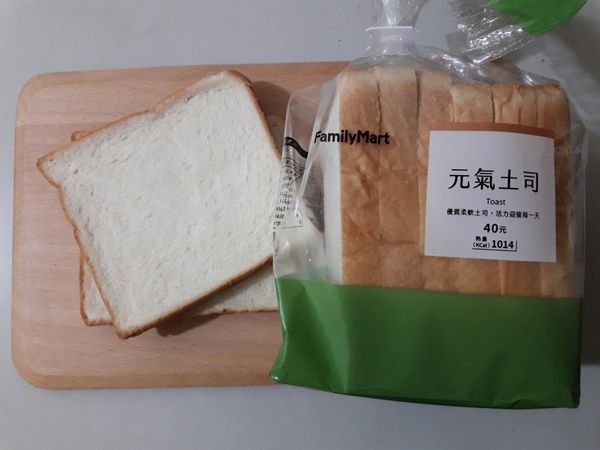 先拿出吐司6片備用