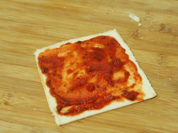 抹上一層蘑菇番茄義大利麵醬 (亦可用番茄醬代替)