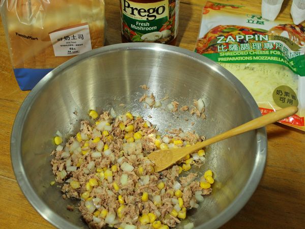 瀝乾鮪魚及玉米罐頭的多餘水份 (避免吐司溼軟, 影響口感), 洋蔥切丁; 取一深盆, 放入[內餡]材料混勻備用