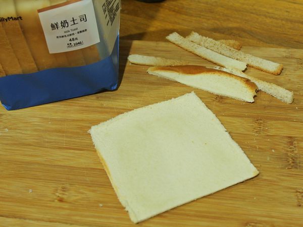 吐司切邊, 用桿麵棍桿扁 (建議可用兩片吐司重疊或厚片, 吃起來更厚實)