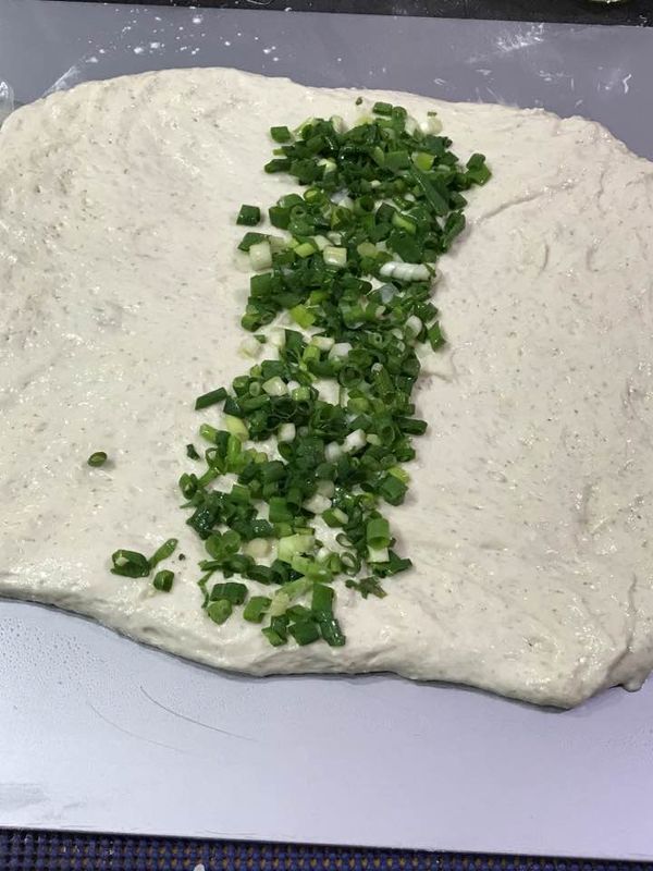 麵團中間1/3撒上蔥花.