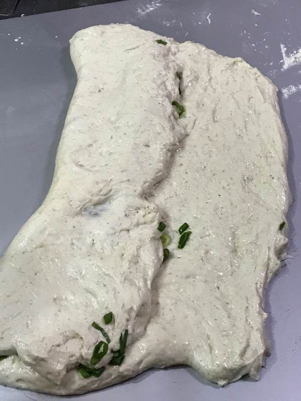 左邊向中間折入.