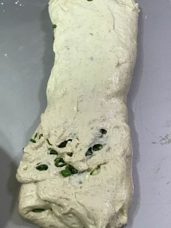 右邊再往中間折入.此時成一長條狀.