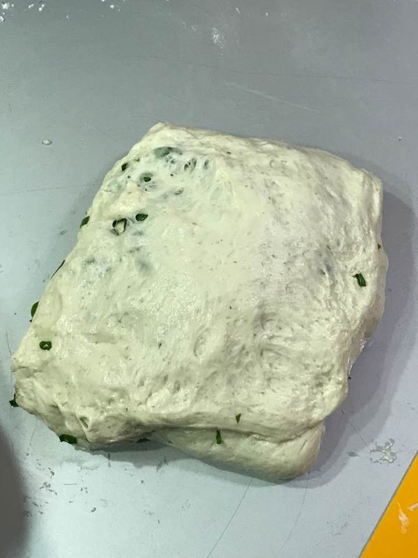 上往下折,四邊略收口整理一下麵團使成完整的形狀.鬆弛約10分鐘.