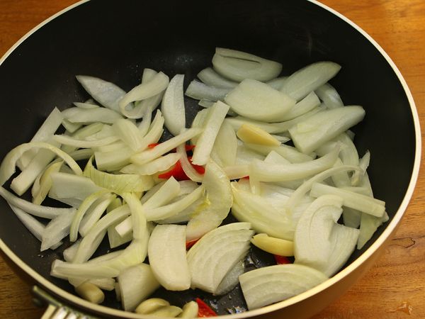 另取一炒鍋, 加入兩大匙油、[爆香材料], 小火翻炒均勻接觸油末, 待聞到香氣