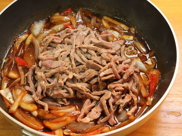 倒入牛肉, 翻炒至吸附醬汁, 試味道? 依家人喜好調整口味