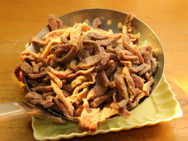 煮一鍋水, 水的量多些, 水滾後關火, 放入牛肉撥散, 利用餘溫泡至由紅轉白後取出