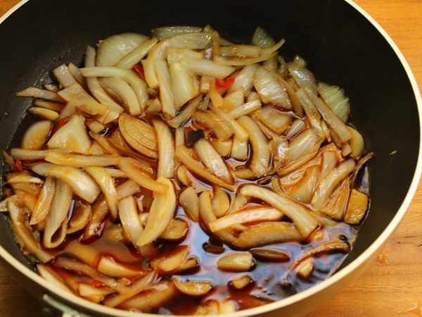 加入[調味料]拌勻, 改轉大火煮滾, 加入勾芡水, 煮至濃稠