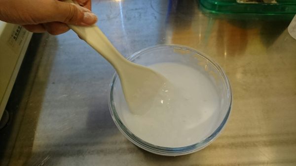 薄力澱粉糊製作，將水與澱粉先攪拌