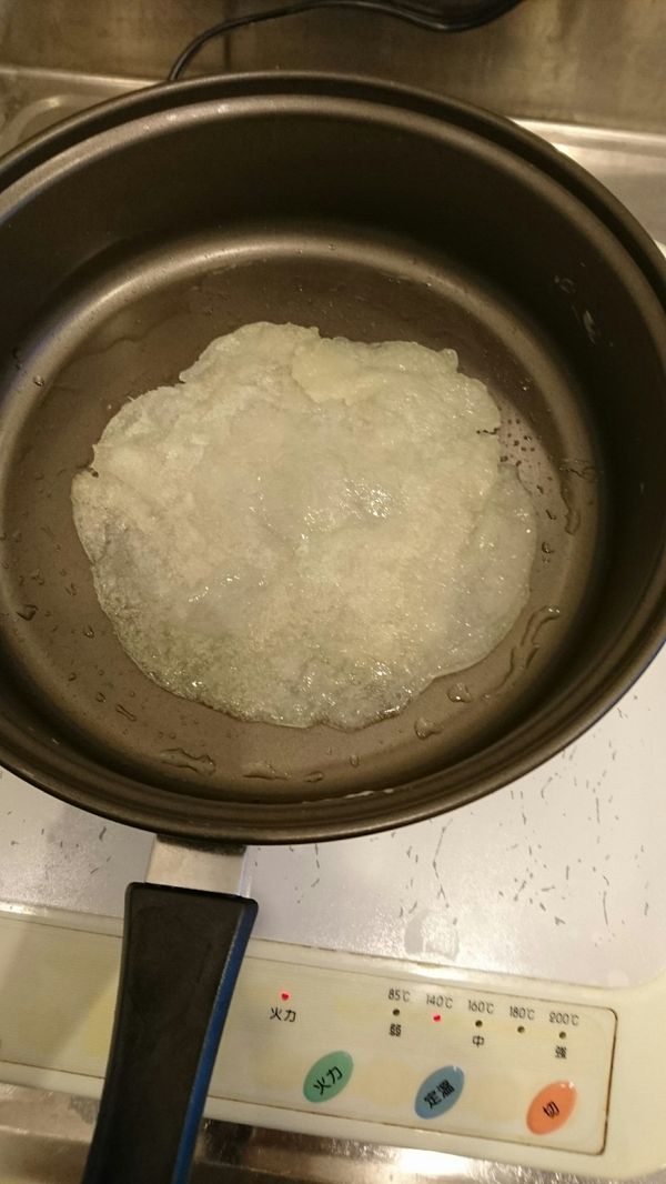 取薄力澱粉糊雙面煎至金黃色即可（總量可煎2～3次）