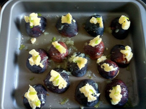 將無花果洗淨對切放在烤盤上，每片無花果上放一小塊奶油