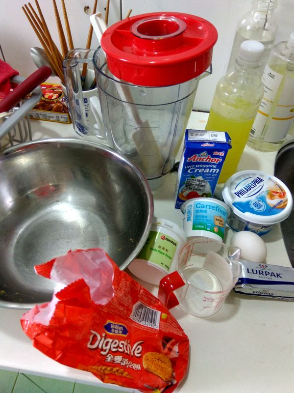 備料，因為沒有無鹽奶油改用有鹽，吃起來塔皮也還行！檸檬汁先前幾好瓶裝的！