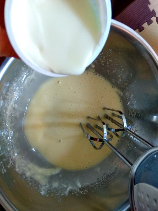 剩下鮮奶油跟優格加入愛重口味優格可再加多一點喔！