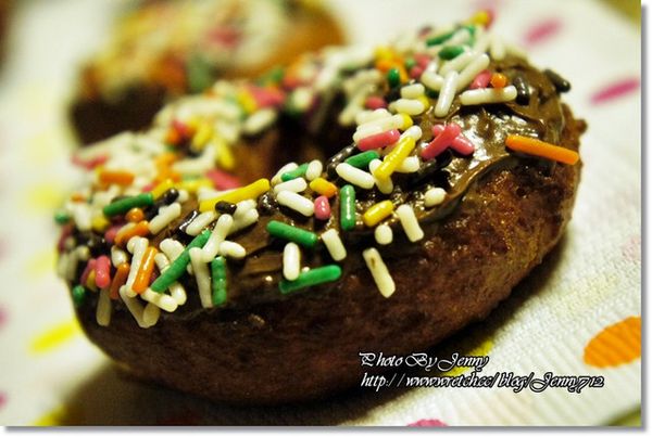 6〉瀝乾油分，趁熱時放入巧克力液中單面沾裹，接著再沾裹巧克力米。【如圖12~13】