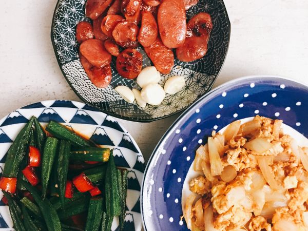 準備ㄧ鍋冷水，滾水後放入秋葵汆燙，
約40秒，變色即可撈起。
沖冷水保持脆度，放置一旁。