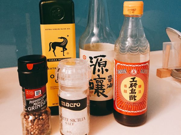 加入調味料中火快炒
炒香後，大火煎出香味即可！