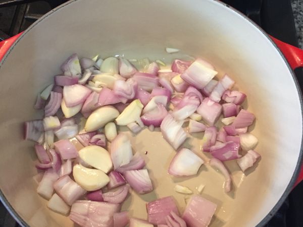 紅蔥頭切小塊，拌炒一下。
