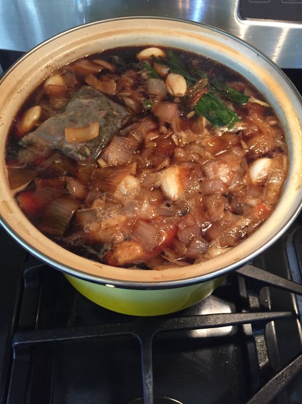 加入其他食材以及滷包。大火煮滾之後。轉小火再煮一個小時。即可關火，讓它悶個一個小時。就很讚囉！