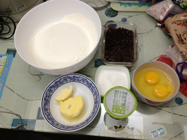 所有材料先秤重，[乾料]混合後放置冰箱約30分鐘備用，奶油切丁一樣放進冰箱備用。
葡萄乾、蔓越莓乾泡熱水約5分鐘，濾乾備用。