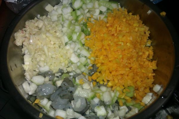 將絲瓜、蝦子切成丁狀，薑絲切末，胡蘿蔔切細末，放入鍋中適當調味均勻攪拌